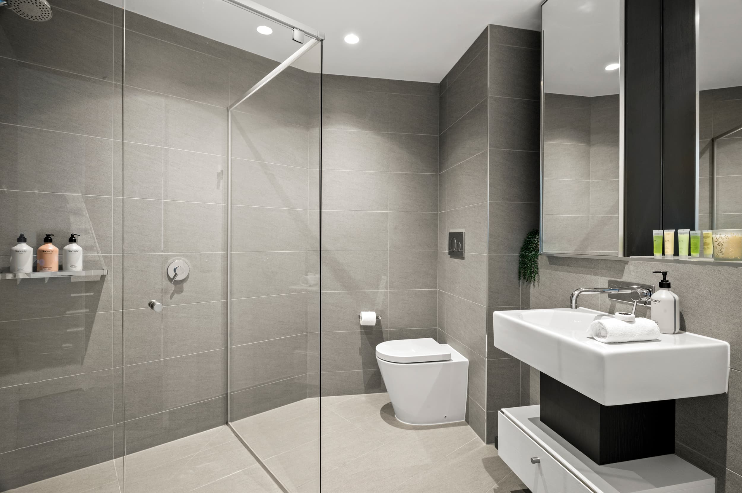 Second bathroom in Havenly Escape apartment near Southern Cross Station